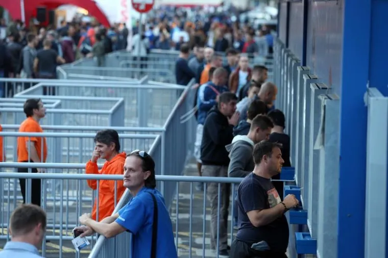 GUŽVA PRED MAKSIMIROM: Navijači napravili red na ulazu, ogromne mjere osiguranja