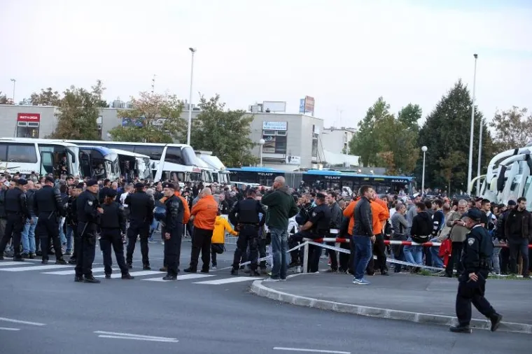 GUŽVA PRED MAKSIMIROM: Navijači napravili red na ulazu, ogromne mjere osiguranja