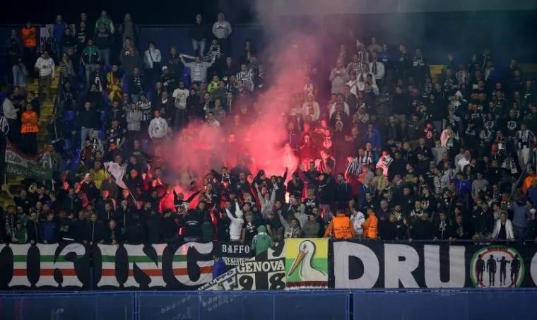 PAST ĆE KAZNA: Navijači zapalili baklje na tribinama, poletjele i prema travnjaku