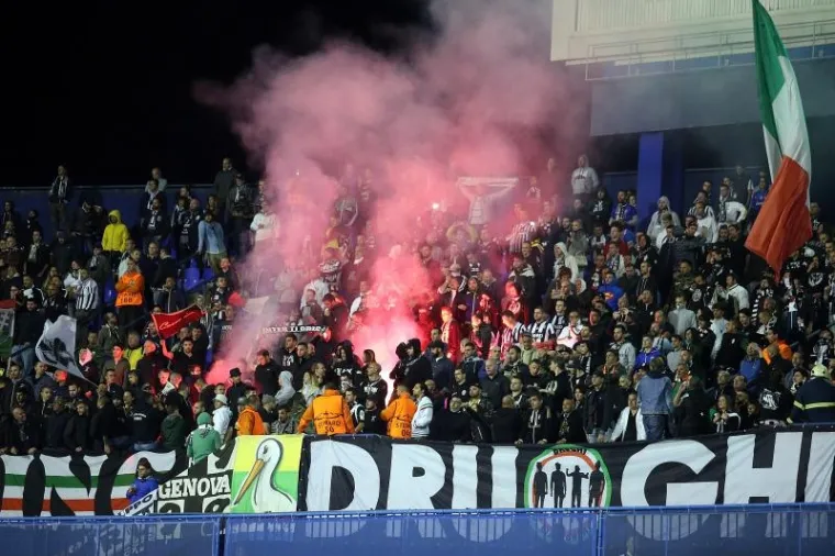 PAST ĆE KAZNA: Navijači zapalili baklje na tribinama, poletjele i prema travnjaku