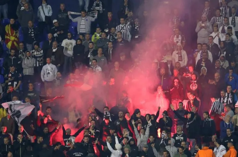 PAST ĆE KAZNA: Navijači zapalili baklje na tribinama, poletjele i prema travnjaku