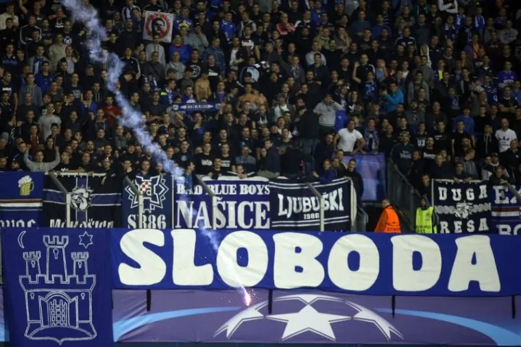 PAST ĆE KAZNA: Navijači zapalili baklje na tribinama, poletjele i prema travnjaku