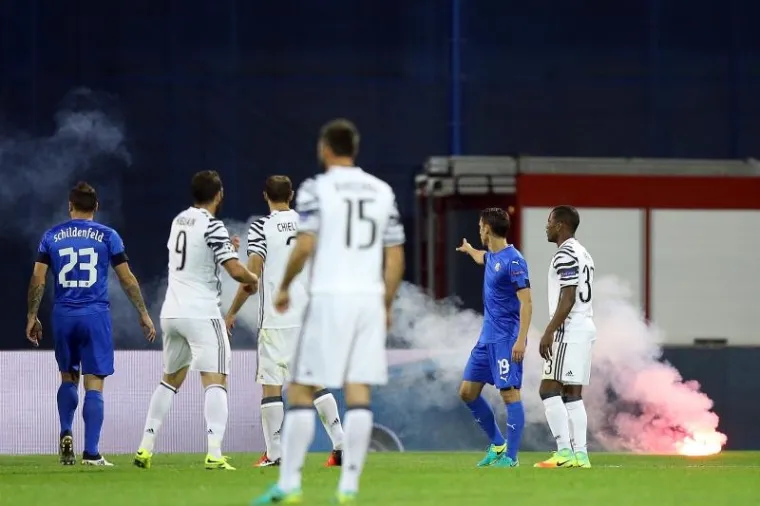 PAST ĆE KAZNA: Navijači zapalili baklje na tribinama, poletjele i prema travnjaku