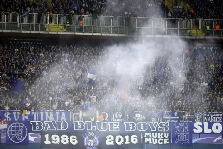 PAST ĆE KAZNA: Navijači zapalili baklje na tribinama, poletjele i prema travnjaku