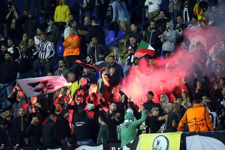 PAST ĆE KAZNA: Navijači zapalili baklje na tribinama, poletjele i prema travnjaku