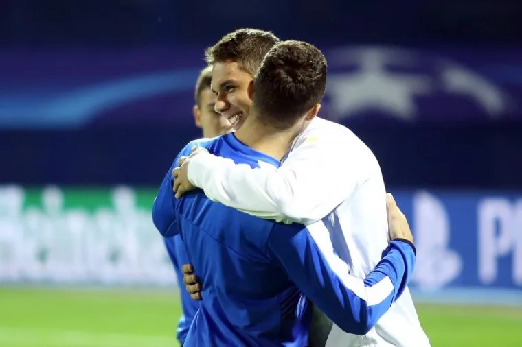 NAVIJAČI DOČEKALI SVOJE HEROJE: Pjaca i Mandžo istrčali na travnjak i pozdravili publiku