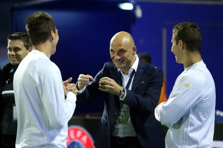 NAVIJAČI DOČEKALI SVOJE HEROJE: Pjaca i Mandžo istrčali na travnjak i pozdravili publiku