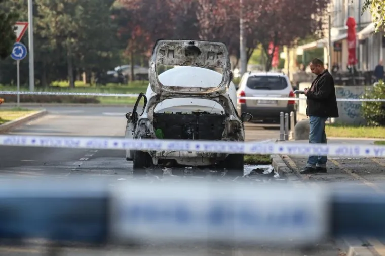 USRED NOĆI: Zapalili auto na parkirali&scaron;tu u blizini Filozofskog Fakulteta