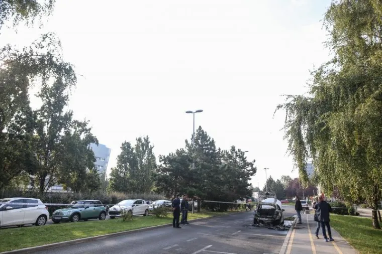 USRED NOĆI: Zapalili auto na parkirali&scaron;tu u blizini Filozofskog Fakulteta