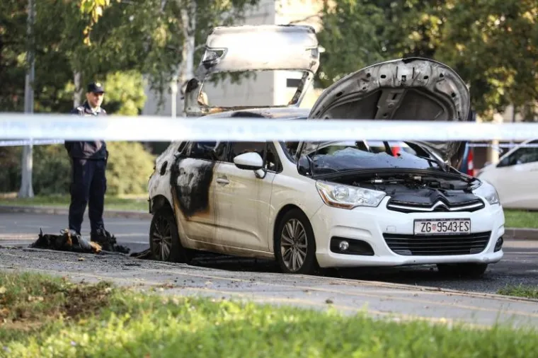 USRED NOĆI: Zapalili auto na parkirali&scaron;tu u blizini Filozofskog Fakulteta