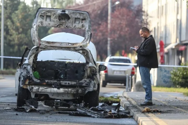 USRED NOĆI: Zapalili auto na parkirali&scaron;tu u blizini Filozofskog Fakulteta