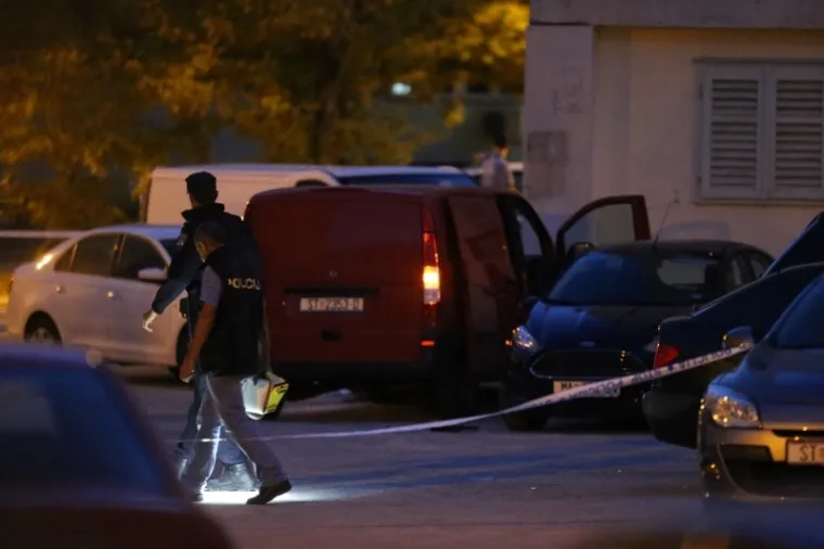 jednu mrtvu žensku osobu a pored vozila ranjenog mu&scaron;karca.