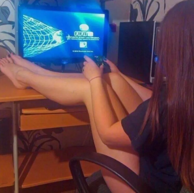 GAMERICE ZBOG KOJIH ĆETE PRESTATI S IGRICAMA: Ovih 14 cura bi se rado igrale s va&scaron;im joystickom