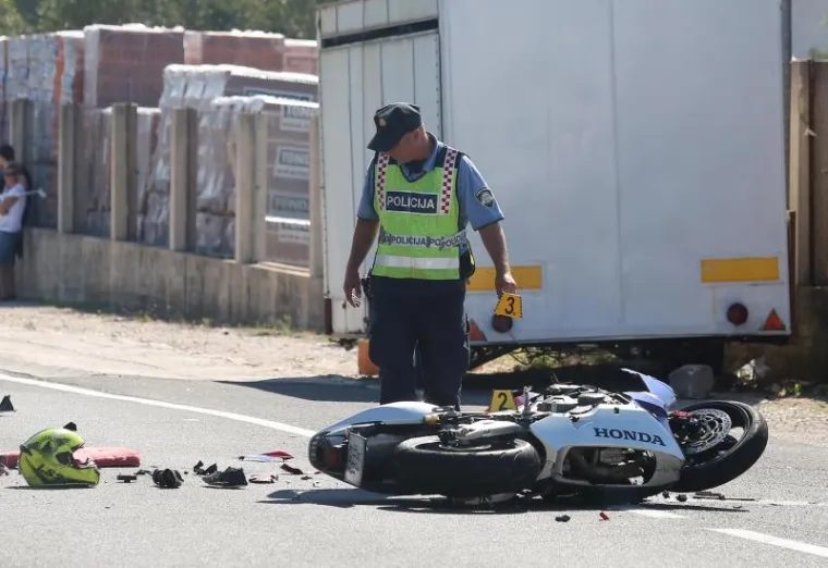 STRAVIČNA NESREĆA KOD ROGOZNICE: Sudarili se kamion i motociklist, vozač motora preminuo na mjestu