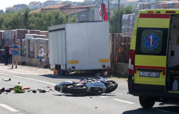 STRAVIČNA NESREĆA KOD ROGOZNICE: Sudarili se kamion i motociklist, vozač motora preminuo na mjestu