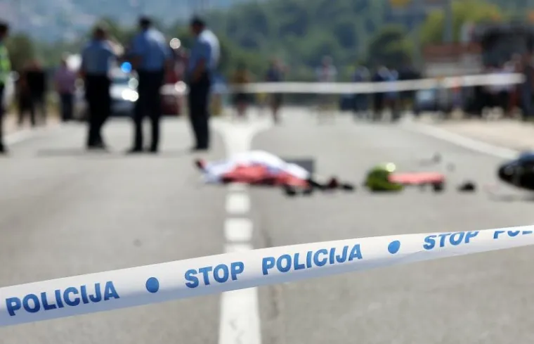 STRAVIČNA NESREĆA KOD ROGOZNICE: Sudarili se kamion i motociklist, vozač motora preminuo na mjestu