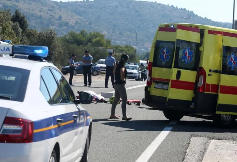 STRAVIČNA NESREĆA KOD ROGOZNICE: Sudarili se kamion i motociklist, vozač motora preminuo na mjestu