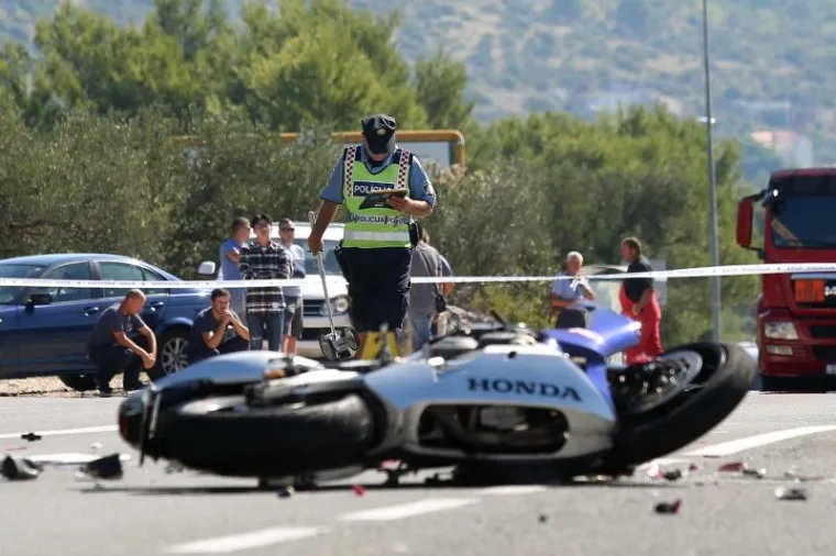 STRAVIČNA NESREĆA KOD ROGOZNICE: Sudarili se kamion i motociklist, vozač motora preminuo na mjestu