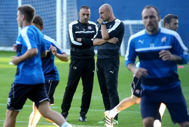 Sopić je za vrijeme treninga davao informacije Petevu o igračima i upućivao ga u trenutno stanje u momčadi.