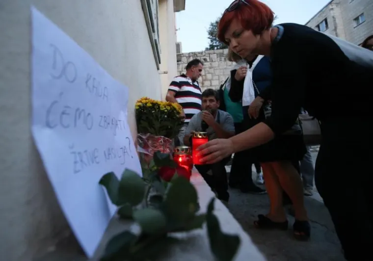 do mjesta ubojstva 49-godi&scaron;nje žene koju je u srijedu ujutro iz juri&scaron;ne pu&scaron;ke na Poljudu ubio muž od kojega se odselila prije nekoliko mjeseci.