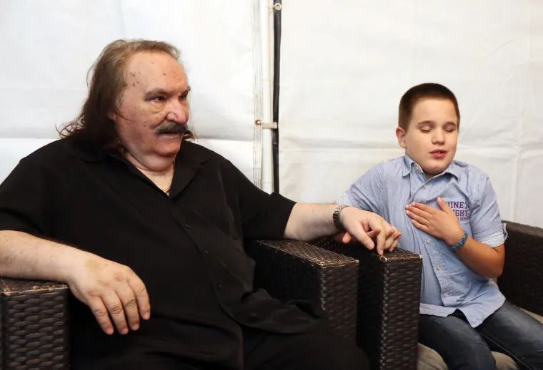 Mišo Kovač sa slijepim dječakom Matom u backstageu prije početka koncerta u Šibeniku