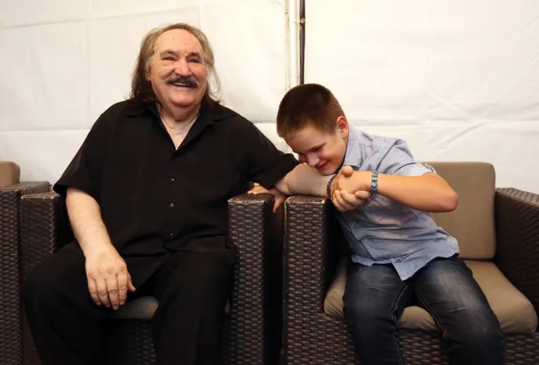 Mišo Kovač sa slijepim dječakom Matom u backstageu prije početka koncerta u Šibeniku