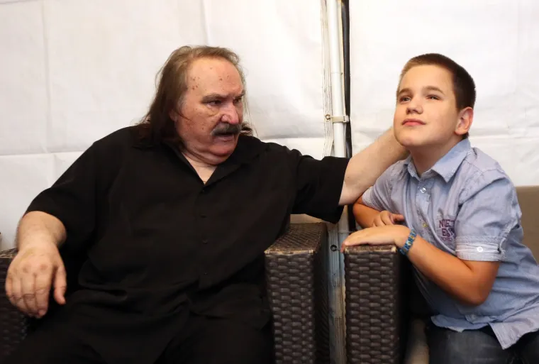 Mišo Kovač sa slijepim dječakom Matom u backstageu prije početka koncerta u Šibeniku