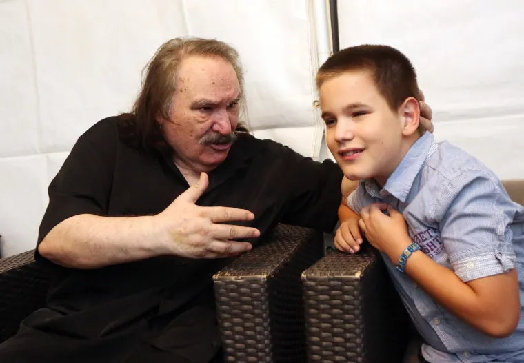 Mišo Kovač sa slijepim dječakom Matom u backstageu prije početka koncerta u Šibeniku