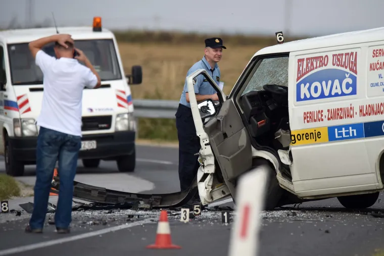 Sudar automobila i kombija