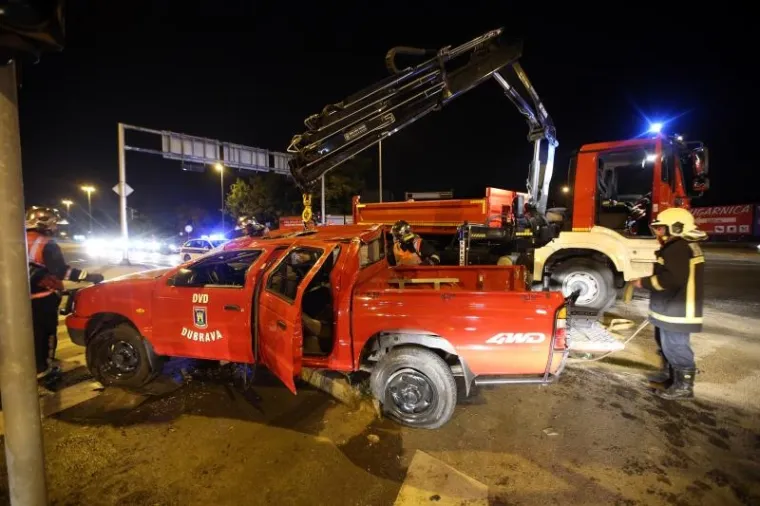 Na križanju Slavonske avenije i Čulinečke ulice sudarili su se osobni automobil i vozilo dobrovoljnog vatrogasnog društva Dubrava. Od siline udara vatrogasci su završili na krovu. Tri osobe lakše su ozljeđene.