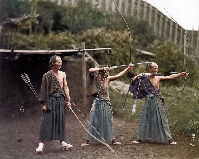 Fotografija Japanaca u kimonu s tradicionalnom obućom snimljena je oko 1930.