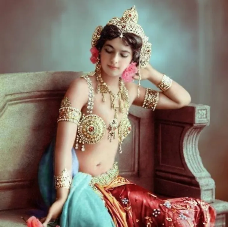 Na fotografiji je zloglasna njemačka &scaron;pijunka Mata Hari.  Snimljena je početkom 20. stoljeća, a boja je ručno dodana puno kasnije.