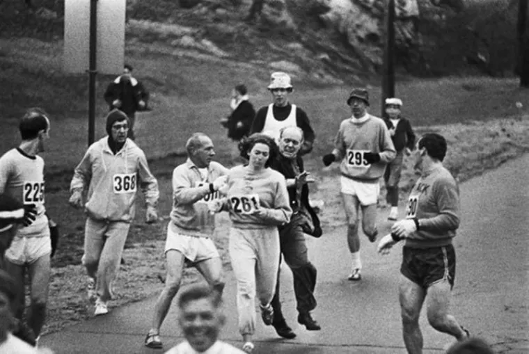 Mu&scaron;karci poku&scaron;avaju spriječiti Evu Switzer da istrči bostonski maraton. Do 1967. na njemu su smijeli sudjelovati samo mu&scaron;karci. Switzer je uspje&scaron;no zavr&scaron;ila trku.