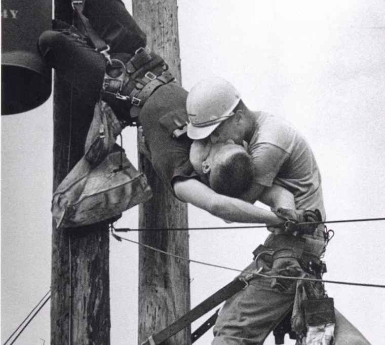 Ne, nije u pitanju strastveni zagrljaj mladića  iz 1967. nego električar daje umjetno disanje kolegi koji je dotaknuo vod pod naponom..