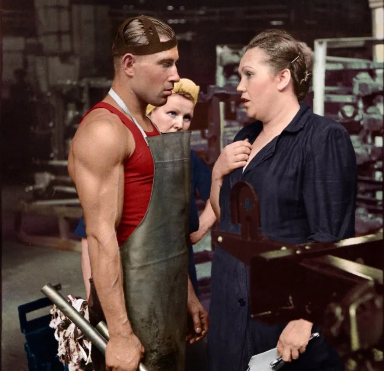 Radnik i njegova nadzornica u ruskoj tvornici automobila  1954.