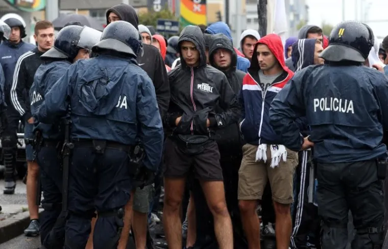 BILI VLAK U ZAGREBU: Pod pratnjom policijskog kordona navijači ispraćeni na Maksimir