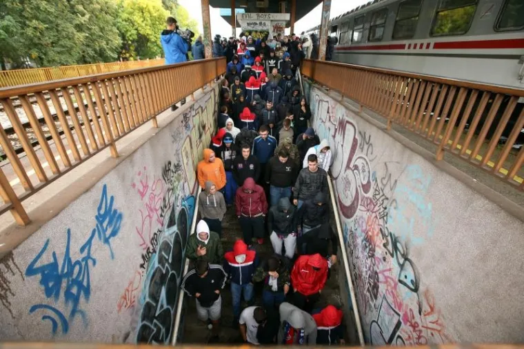 Navijači Hajduka stigli su u Zagreb bilim vlakom.