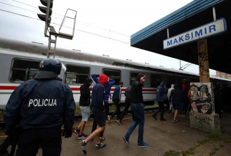 BILI VLAK U ZAGREBU: Pod pratnjom policijskog kordona navijači ispraćeni na Maksimir