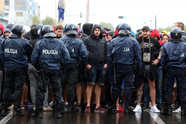 BILI VLAK U ZAGREBU: Pod pratnjom policijskog kordona navijači ispraćeni na Maksimir