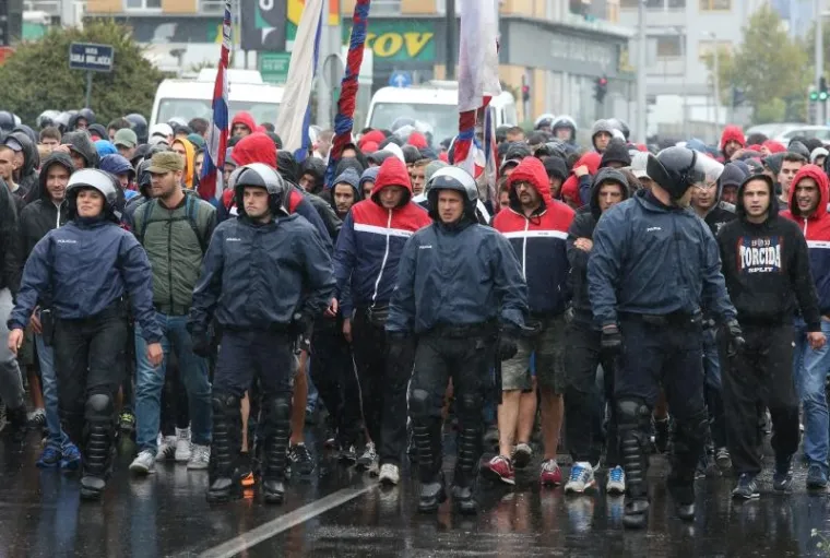 BILI VLAK U ZAGREBU: Pod pratnjom policijskog kordona navijači ispraćeni na Maksimir