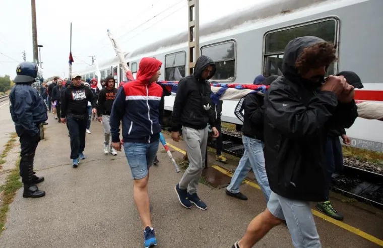 BILI VLAK U ZAGREBU: Pod pratnjom policijskog kordona navijači ispraćeni na Maksimir