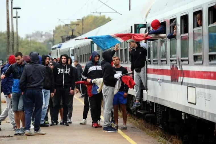 BILI VLAK U ZAGREBU: Pod pratnjom policijskog kordona navijači ispraćeni na Maksimir
