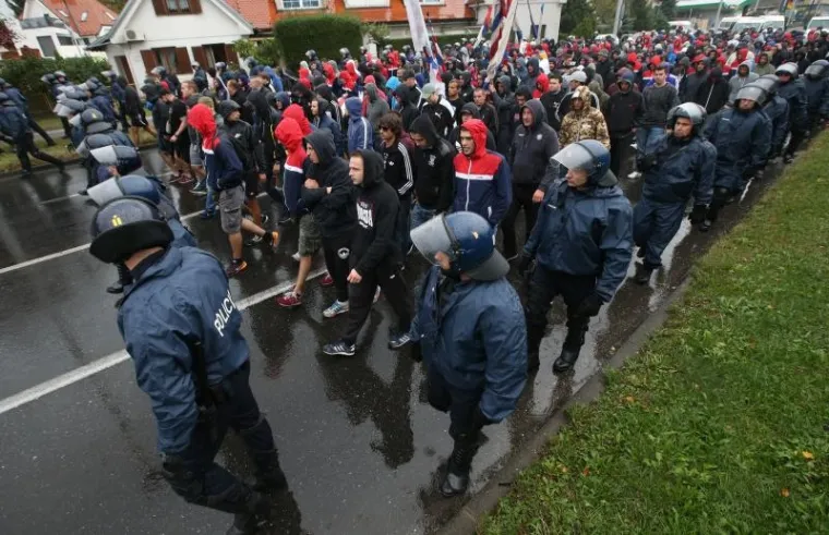 BILI VLAK U ZAGREBU: Pod pratnjom policijskog kordona navijači ispraćeni na Maksimir