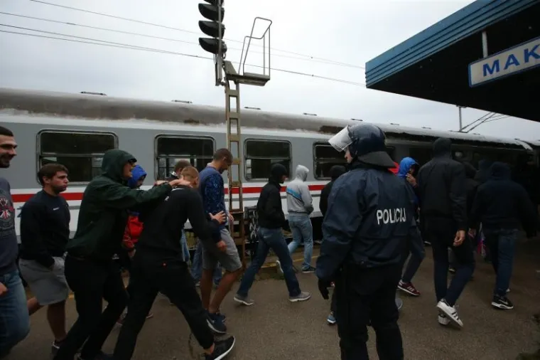 BILI VLAK U ZAGREBU: Pod pratnjom policijskog kordona navijači ispraćeni na Maksimir