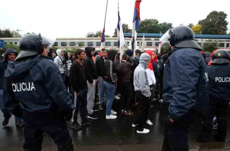 BILI VLAK U ZAGREBU: Pod pratnjom policijskog kordona navijači ispraćeni na Maksimir