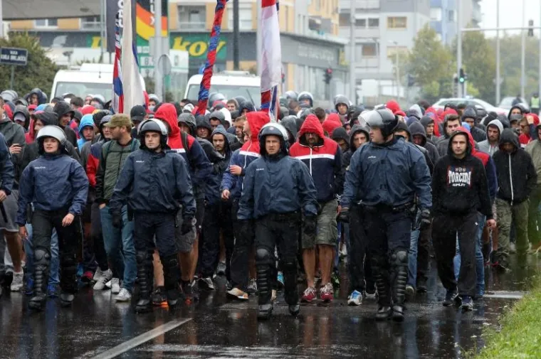 BILI VLAK U ZAGREBU: Pod pratnjom policijskog kordona navijači ispraćeni na Maksimir