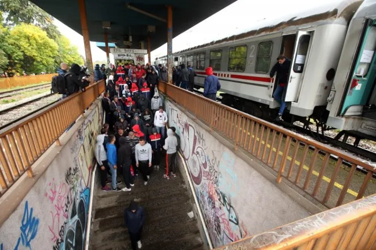 BILI VLAK U ZAGREBU: Pod pratnjom policijskog kordona navijači ispraćeni na Maksimir