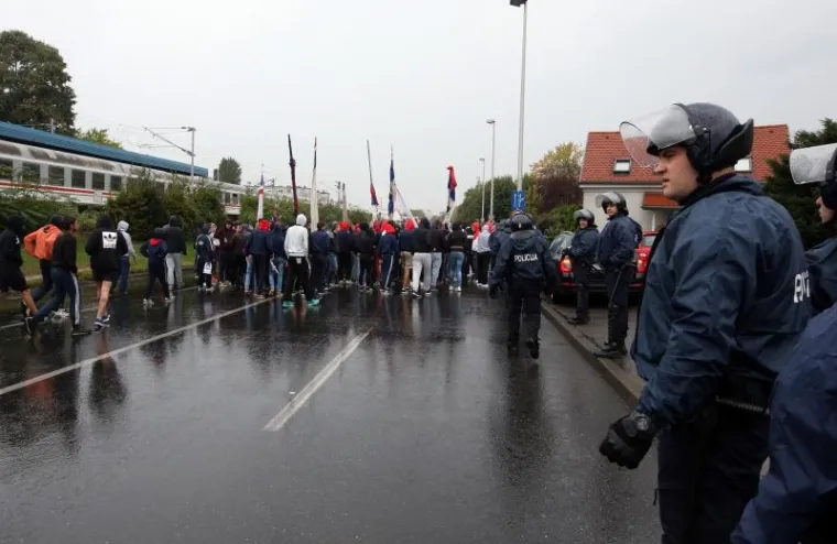 BILI VLAK U ZAGREBU: Pod pratnjom policijskog kordona navijači ispraćeni na Maksimir