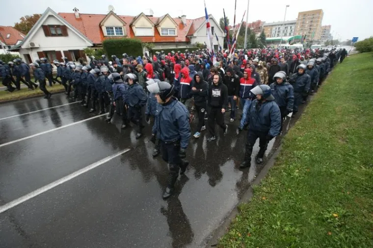 BILI VLAK U ZAGREBU: Pod pratnjom policijskog kordona navijači ispraćeni na Maksimir