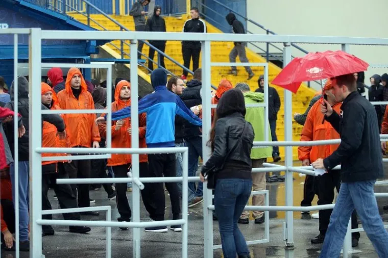 BILI VLAK U ZAGREBU: Pod pratnjom policijskog kordona navijači ispraćeni na Maksimir